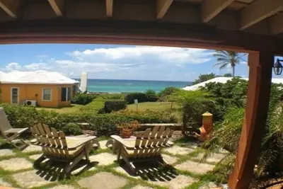 Image de Charmant cottage des Bermudes surplombant l'océan avec accès au rivage.