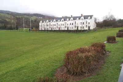 Image de Maison de ville moderne avec 3 chambres, 3 salles de bain et 2 salles de réception, entre ville et plage