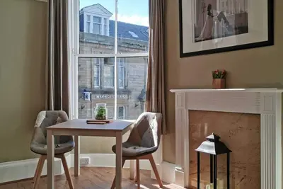 Image de Bridge Street est un appartement spacieux situé dans le centre de Banff.
