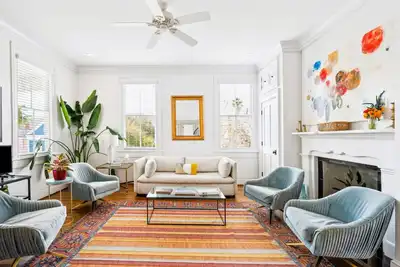 Image de Superbe beauté historique aux hauts plafonds, rénovation totale, espace et emplacement