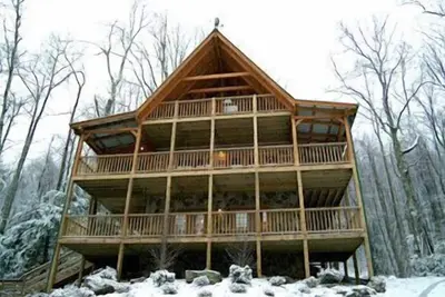 Cabane privée de 3 chambres à coucher sur le ruisseau de montagne pour 10 personnes bain à remous jacuzzi jacuzzi cheminée table de billard cuisine