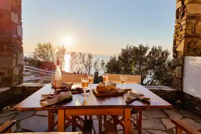 Image de Maison Livas à la mer, près de la plage et de la ville de Tinos