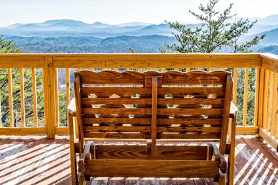 Image de Meilleure vue dans les Smokys 1 chambre pour 4 personnes Idéal pour les couples en lune de miel Jacuzzi Jacuzzi Cuisine Table de billard