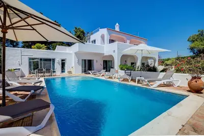 Image de Situé sur le Clube Carvoeiro, fabuleux coin piscine et jardins, idéal pour une famille