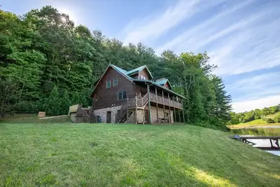 Image de Cabine 5br, étang privé avec ponton, bain à remous, salle de jeux avec table de billard et théâtre!