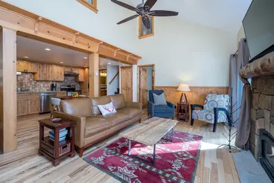 Condo ensoleillé au dernier étage avec vue sur la montagne - à pied du centre-ville et des pistes de ski