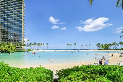 Image de Vue sur l'océan et le port Waikiki apt avec véranda couverte. Marchez partout! 30+ nuits min