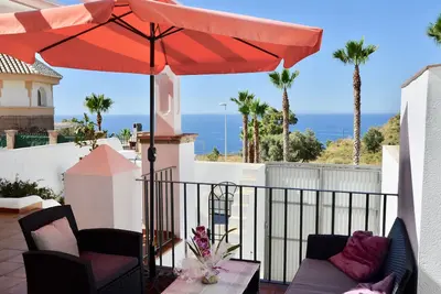 maison vue sur mer avec piscine