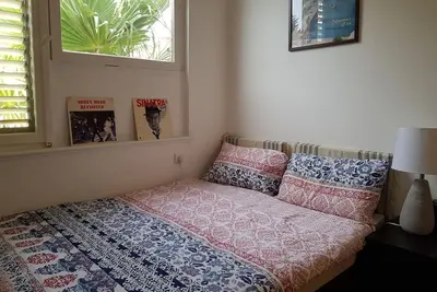 Chambre spécieuse à côté de la plage