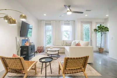 Image de Vivez le rêve Nashville intérieur / extérieur dans cette nouvelle maison de ville lumineuse et moderne