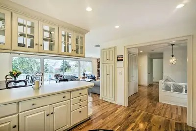 Image de Nouveau! Hyannis Port Home w / Views - À pied de la plage!