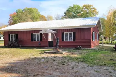 Image de Cabine d'ours paresseux avec vue sur la rivière! Porte d'entrée de la région de Katahdin!