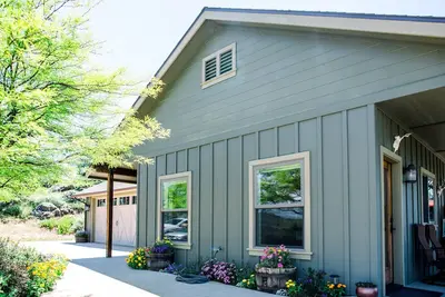 Image de Retraite avec vue sur le lac dans la région viticole de Ramona