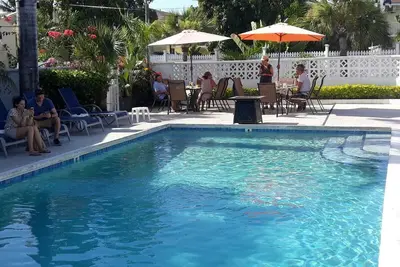 Image de Hôtels adjacents au Colony Club, aux résidences Oasis et Sandlewood