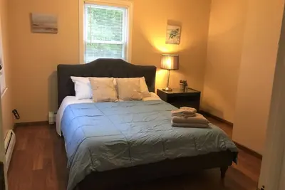 Image de 2 chambres, 1. 5 salles de bain. Blanchisserie, peut accueillir jusqu'Ă 10, Ă pied de la plage