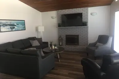 Image de Cette maison entièrement meublée et rénovée est située au centre-ville de Squamish.