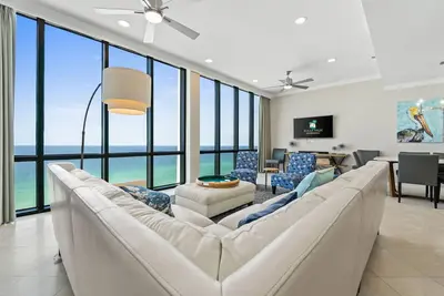 Image de Nouveau luxe haut de gamme! Penthouse rénové en bord de mer avec une vue imprenable.