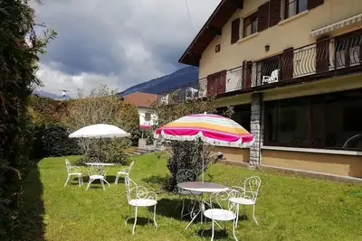 Image de grand appartement avec terasse  et jardin dans maison au coeur des alpes