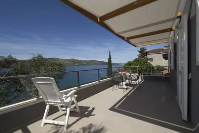 Image de Villa de luxe en bord de mer avec 3 chambres et jardin privé et cuisine extérieure