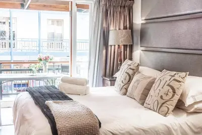 Image de Vous êtes assuré d'aimer cet appartement spacieux dans le centre de Stellenbosch