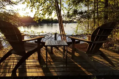 Image de 4 chambres Lakefront / Waterfront House sur pittoresque Long Lake