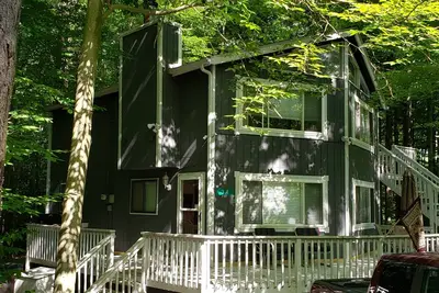 Image de Pocono Chalet 4 chambres 2 salles de bain juste à côté de la station de ski de Big Boulder