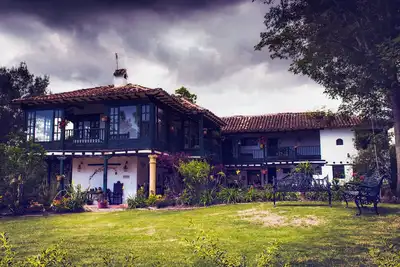 Image de Posada Bie est une maison de style colonial, entourée de 6000 mètres de jardins