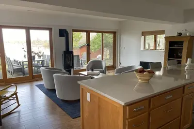 Image de Maison de style bardeaux moderne sur le lac Beulah