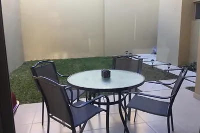 Image de Belle maison dans un très beau quartier avec 4 chambres 4 1/2 salles de bain.