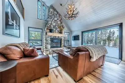 Image de Spacieux 4 Chambres plus studio de yoga avec vue sur la vallée et diviser!