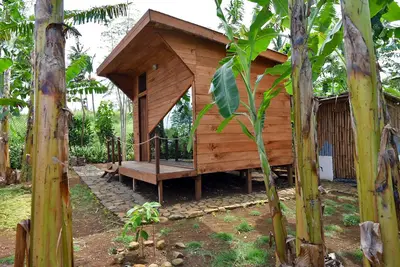 Image de Chalet 19A_ Pièce entière insérée dans un espace privé avec jardin de bananier.