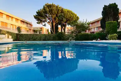 Image de T2 climatisé avec piscine, jardin, aperçu mer. Plage et commerces à 10 mn à pied