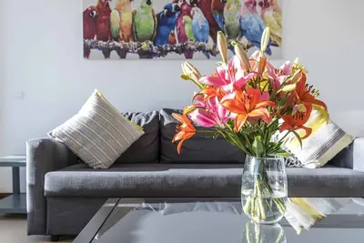 Image de Superbe, contemporain, appartement de 2 chambres marina dans un endroit fantastique.