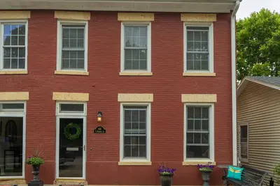 Image de Nouvelle Liste! ~ Promenade rapide à Main St ~ Près de 2000 pieds carrés d'espace incroyable!