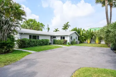 Image de Villa Coco- Ample près de la plage, restaurants, shopping, hôpital, rénové Fau