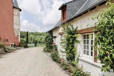 Image de Cottage accueillant les familles et les animaux domestiques avec vue sur le lac, jardin et accès à la piscine du château