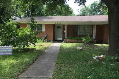 Image de * Nouvelle inscription * Mid-Century Modern 3/2 avec immense cour à 15 minutes du centre-ville