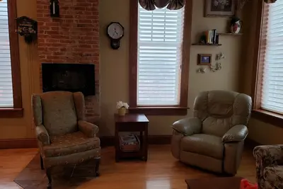 Image de Downtown Chatfield-Lovely 2nd Fl Loft (2 Bdrm / 1 bath) w / Private Deck & Hottub