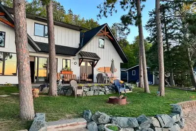 Image de Magnifique Cabine Beach Front Gull Lake!