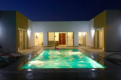 Image de Bellle villa en U avec piscine sans vis Ă vis