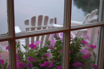 Image de Charmant hangar à bateaux antique situé directement sur Long Pond.