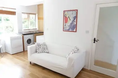 Image de belle studio de jardin peut accueillir jusqu'à 4 personnes