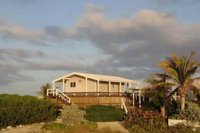 Image de Oceanfront Cottage avec un excellent emplacement et White Sound Dockage