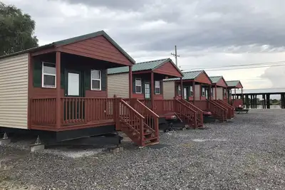 Image de Cabines et quai de bateau \"Ile Delacroix, Louisiane\"
