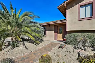 Image de Nouveau! Scottsdale Home w / Yard, à 10 minutes de la vieille ville!