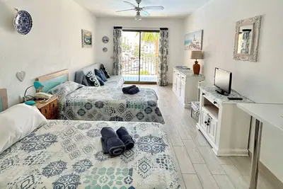 Image de Studio avec vue sur la piscine à Los Cristianos