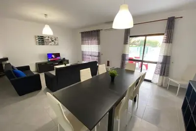 Image de Villa V4 Hauteur, Près de la Plage. Il a un Grand Jardin