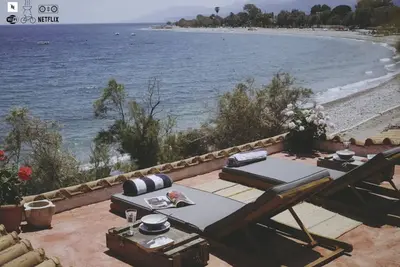 Image de Beau studio rustique en front de mer + sur le toit! 3 mètres de la plage