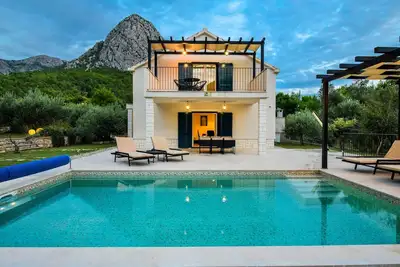 Image de Cottage sur la riviera de Makarska, avec piscine chauffée et trois chambres à coucher.