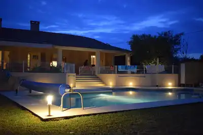 Image de grande maison familiale tout confort en campagne avec piscine chauffée